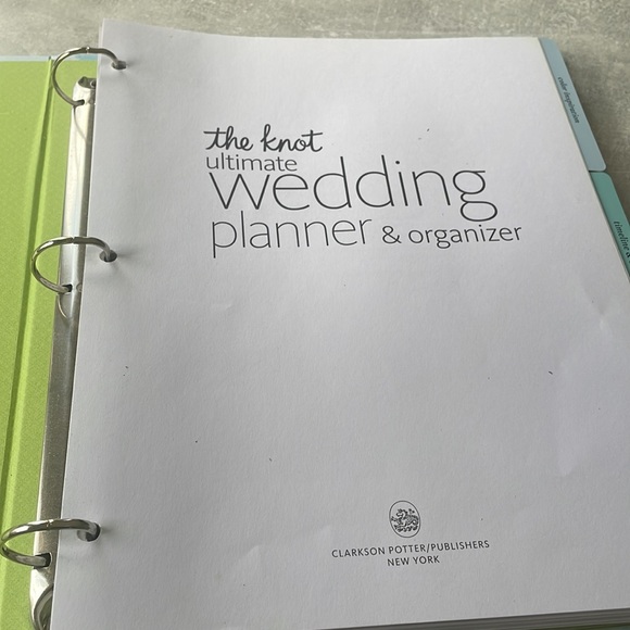 The Knot Ultimate Wedding Planner & Organizer Binder Edition - Picture 5 of 7